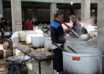 توزیع بیش از ۷۰۰ هزار غذا در نجف/ ۲۲۰ تن برنج و گوشت نذر زائران حسینی