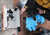 گزارش تصویری/ صف زائران برای شارژ تلفن همراه
